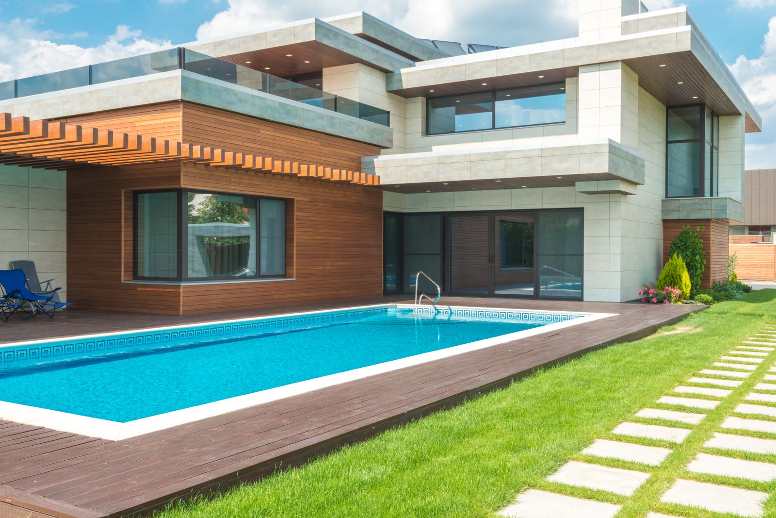 Family Resort-Style Pool – Baton Rouge